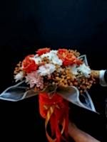 Коробка с цыетами в кораловой коробке